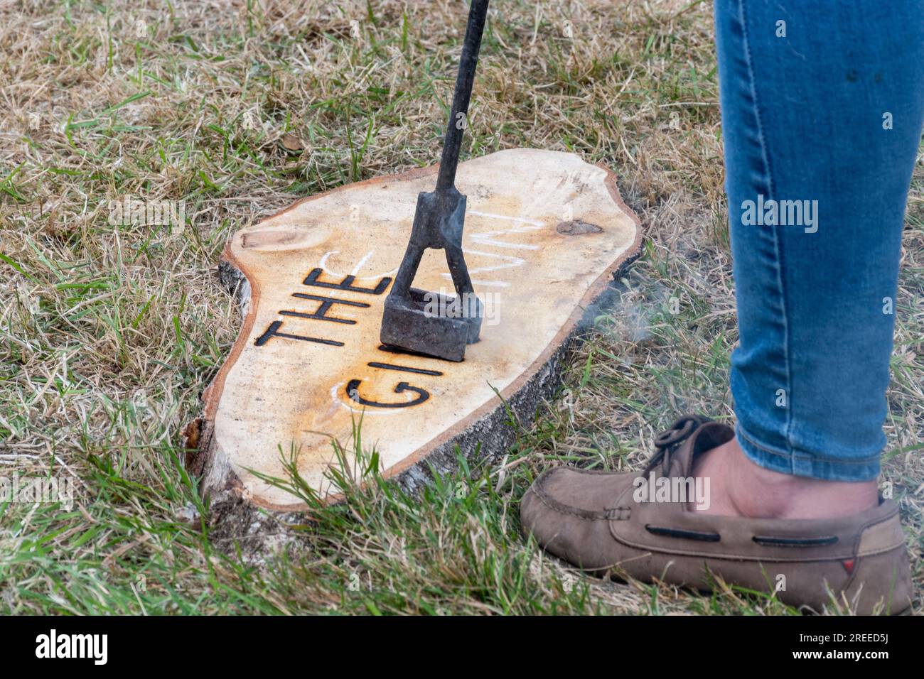 The New Forest and Hampshire County Show in Inghilterra, Regno Unito, luglio 2023. Persona che crea una targa in legno con i ferri da stiro a caldo Foto Stock