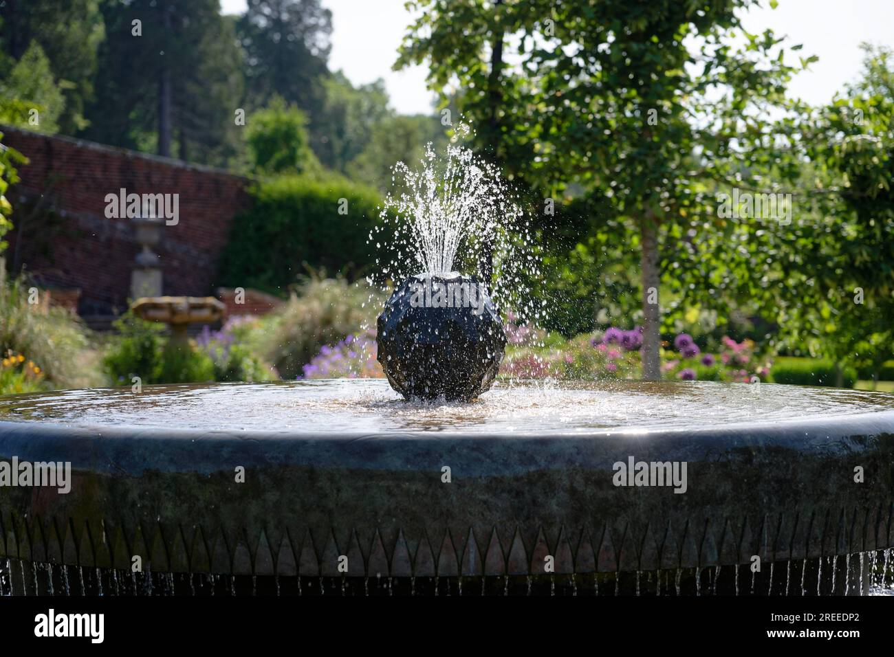 Fountain, Queen Elizabeth Walled Garden, Dumfries House, Auchinleck, Cumnock, Scozia, Regno Unito Foto Stock