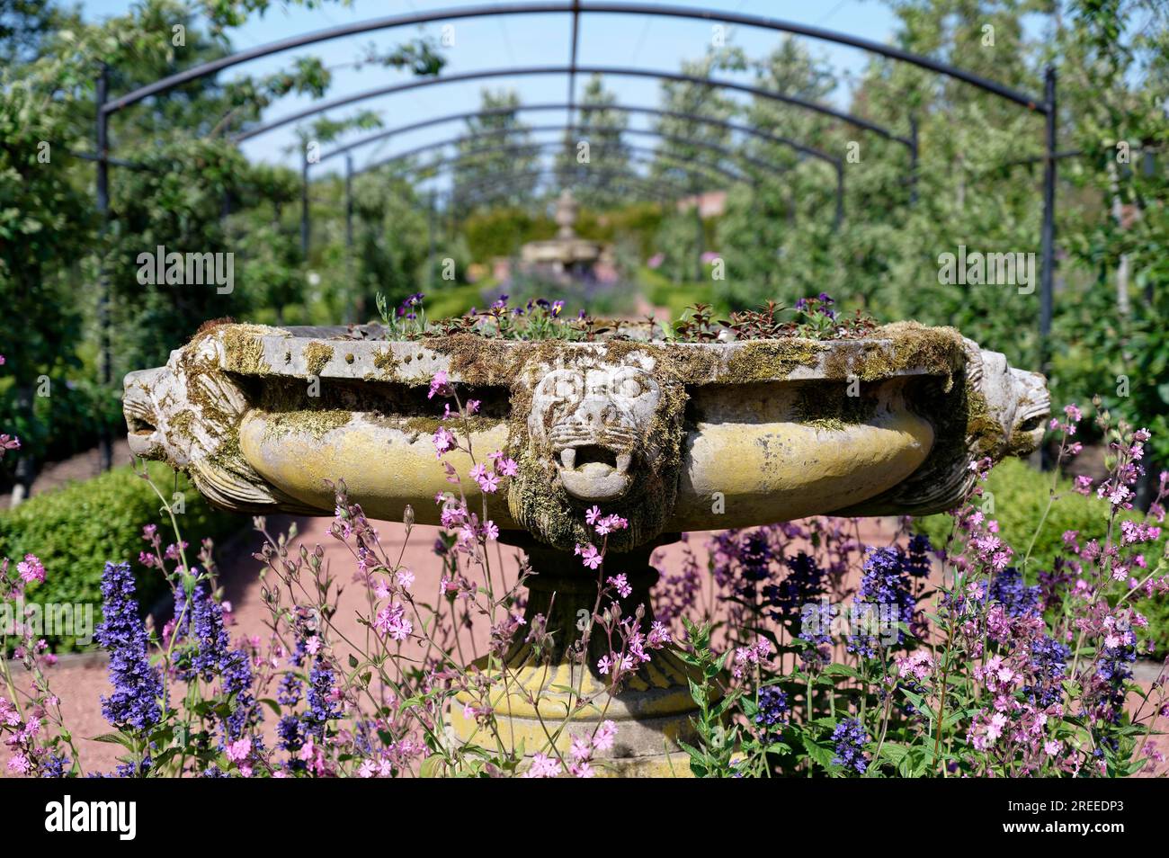 Fountain, Queen Elizabeth Walled Garden, Dumfries House, Auchinleck, Cumnock, Scozia, Regno Unito Foto Stock