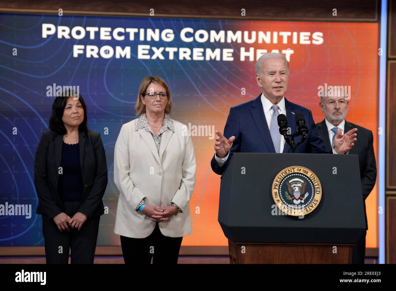 Il presidente degli Stati Uniti Joe Biden annuncia ulteriori azioni per proteggere le comunità dal calore estremo dal South Court Auditorium alla Casa Bianca di Washington il 27 luglio 2023. Nella foto dietro il presidente da sinistra: Da sinistra, Julie su, Segretario del lavoro degli Stati Uniti, amministratore della Federal Emergency Management Agency (FEMA) Deanne Criswell e Rick Spinrad, Amministratore della National Oceanic and Atmospheric Administration (NOAA). Credito: Yuri Gripas/Pool tramite CNP Foto Stock