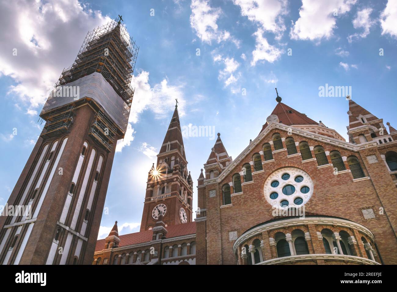 La chiesa votiva e la cattedrale di nostra Signora d'Ungheria è una chiesa a due guglie a Seghedino. Si trova in piazza Dóm accanto alla torre Dömötör. Foto Stock