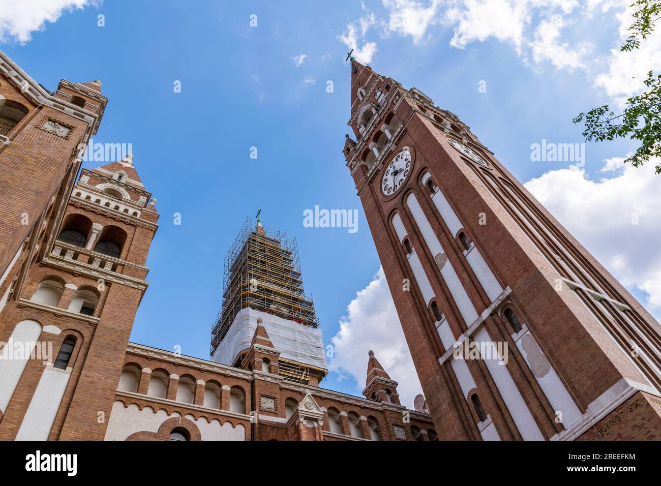 La chiesa votiva e la cattedrale di nostra Signora d'Ungheria è una chiesa a due guglie a Seghedino. Si trova in piazza Dóm accanto alla torre Dömötör. Foto Stock