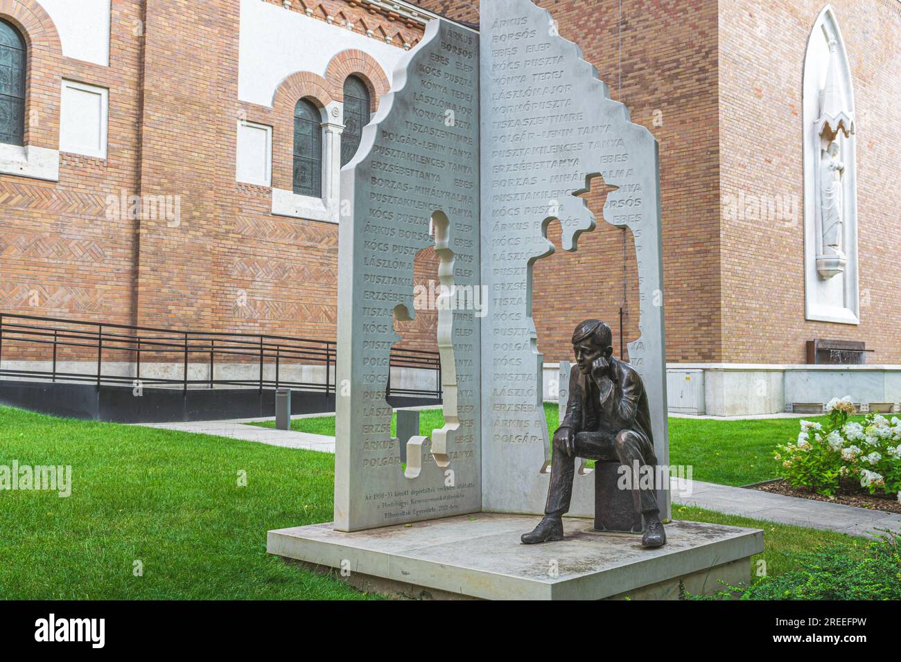 Un memoriale per le famiglie deportate nei campi di lavoro forzato di Hortobágy nel giardino della cattedrale di Seghedino Foto Stock