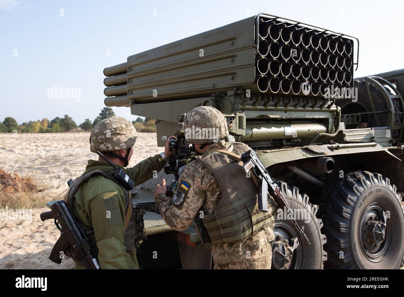 Divychky, Ucraina. 26 ottobre 2021. I soldati si preparano a lanciare un razzo BM-21 Grad durante le esercitazioni presso il campo di artiglieria vicino al villaggio di Divychky, regione di Kiev. (Foto di James McGill/SOPA Images/Sipa USA) credito: SIPA USA/Alamy Live News Foto Stock