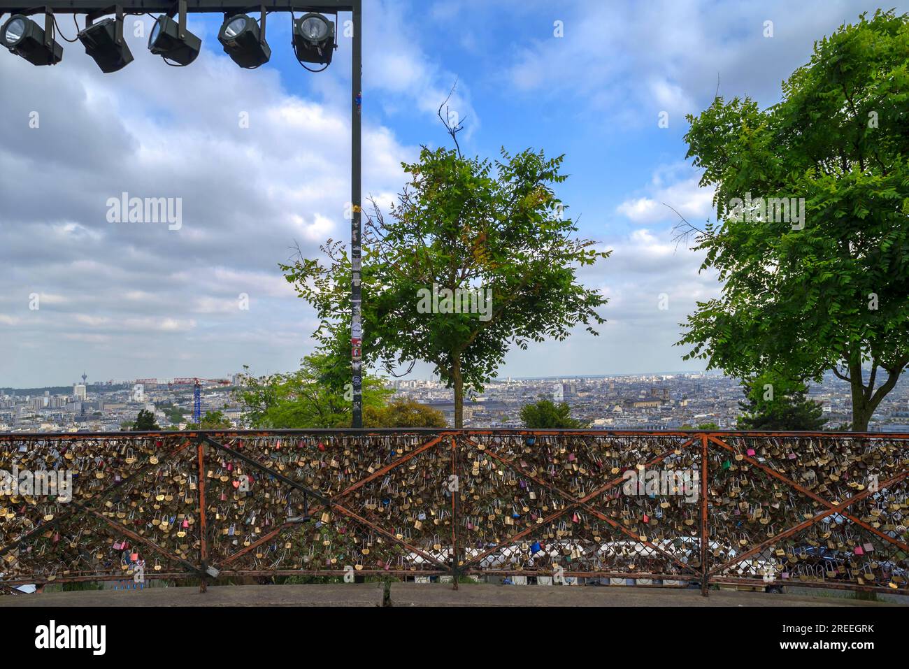 L'amore si chiude sulla ringhiera di Montmartre, veduta di Parigi sul retro, Pris, Francia Foto Stock