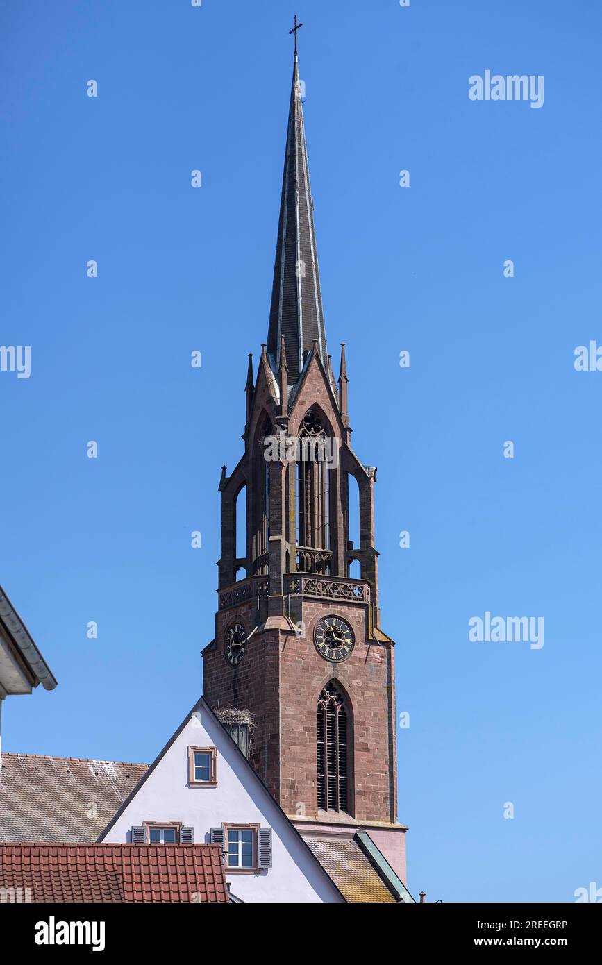 Torre della chiesa neogotica intorno al 1860 a Koendringen, Baden-Wuerttemberg, Germania Foto Stock