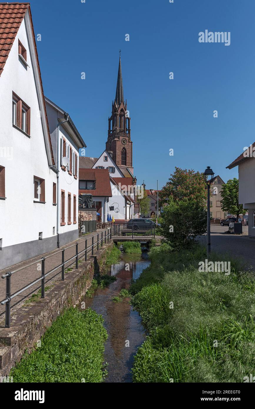 Fossato della città con la chiesa neogotica di Koendringen, Baden-Wuerttemberg, Germania Foto Stock