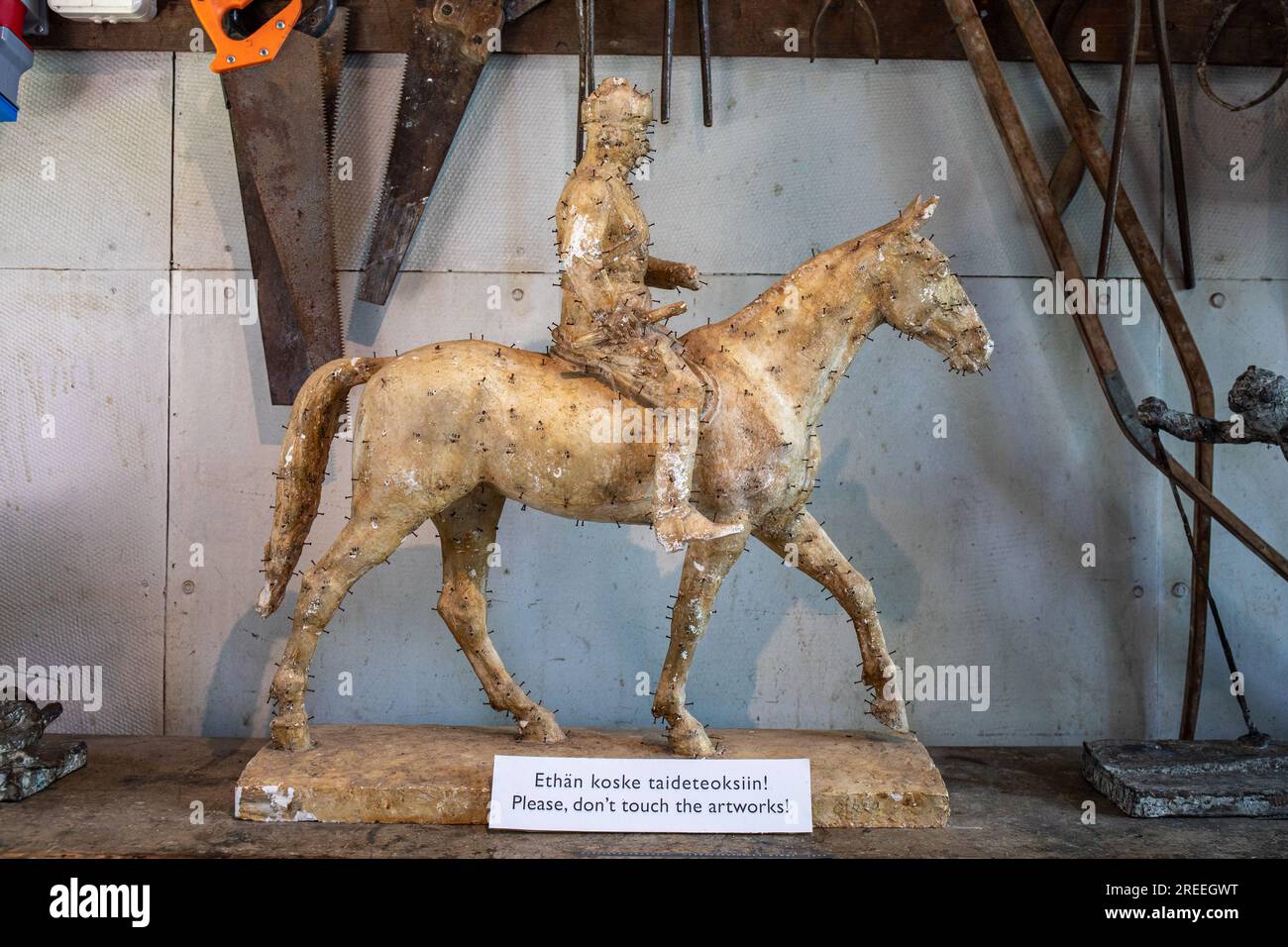 Modello in scala di gesso della statua equestre del maresciallo Mannerheim di Aimo Tukiainen (1954) presso l'Art Center Purnu o Taidekeskus Purnu a Orivesi, Finlandia Foto Stock