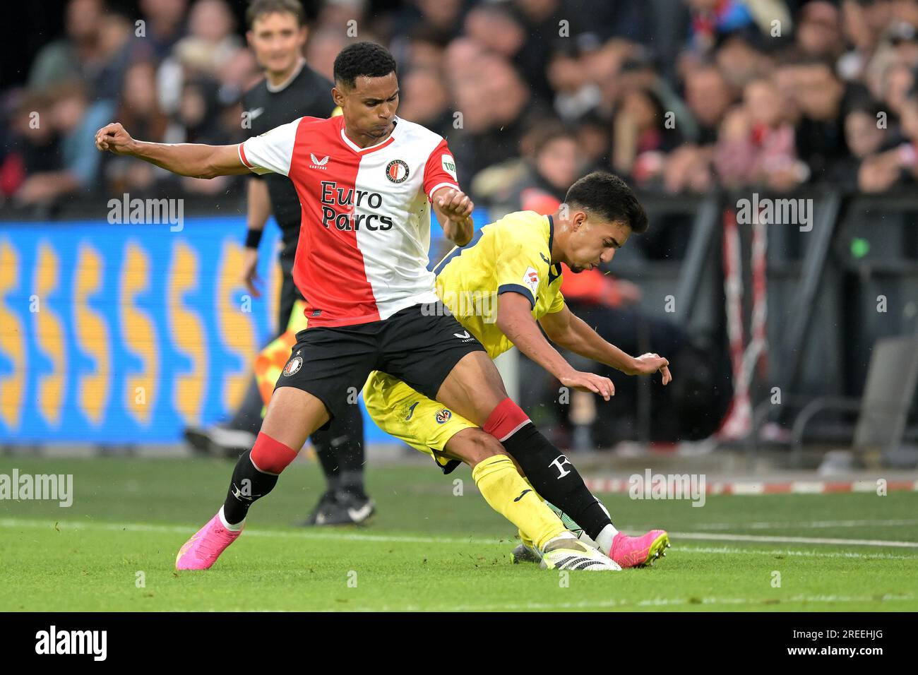 ROTTERDAM -(lr) Marcos Lopez del Feyenoord, Gerard Moreno del Villarreal Club de Fubol durante l'amichevole tra Feyenoord e Villareal CF al Feyenoord Stadion de Kuip il 27 luglio 2023 a Rotterdam, Paesi Bassi. ANP GERRIT VAN KOLOLEN Foto Stock