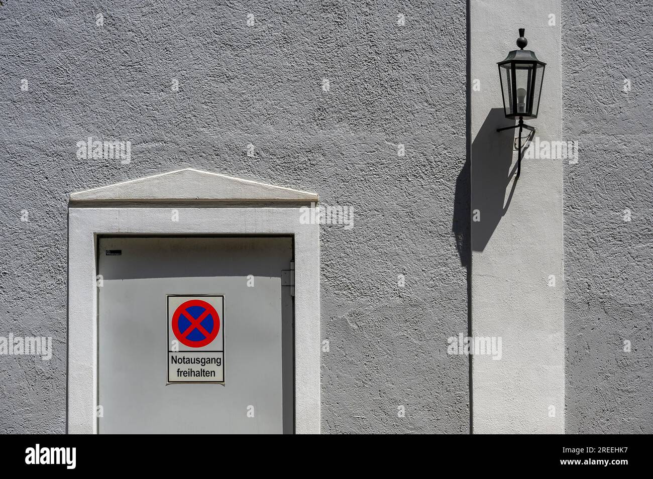 Facciata grigia uscita di emergenza e lanterna, teatro municipale, Kempten, Allgaeu, Baviera, Germania Foto Stock