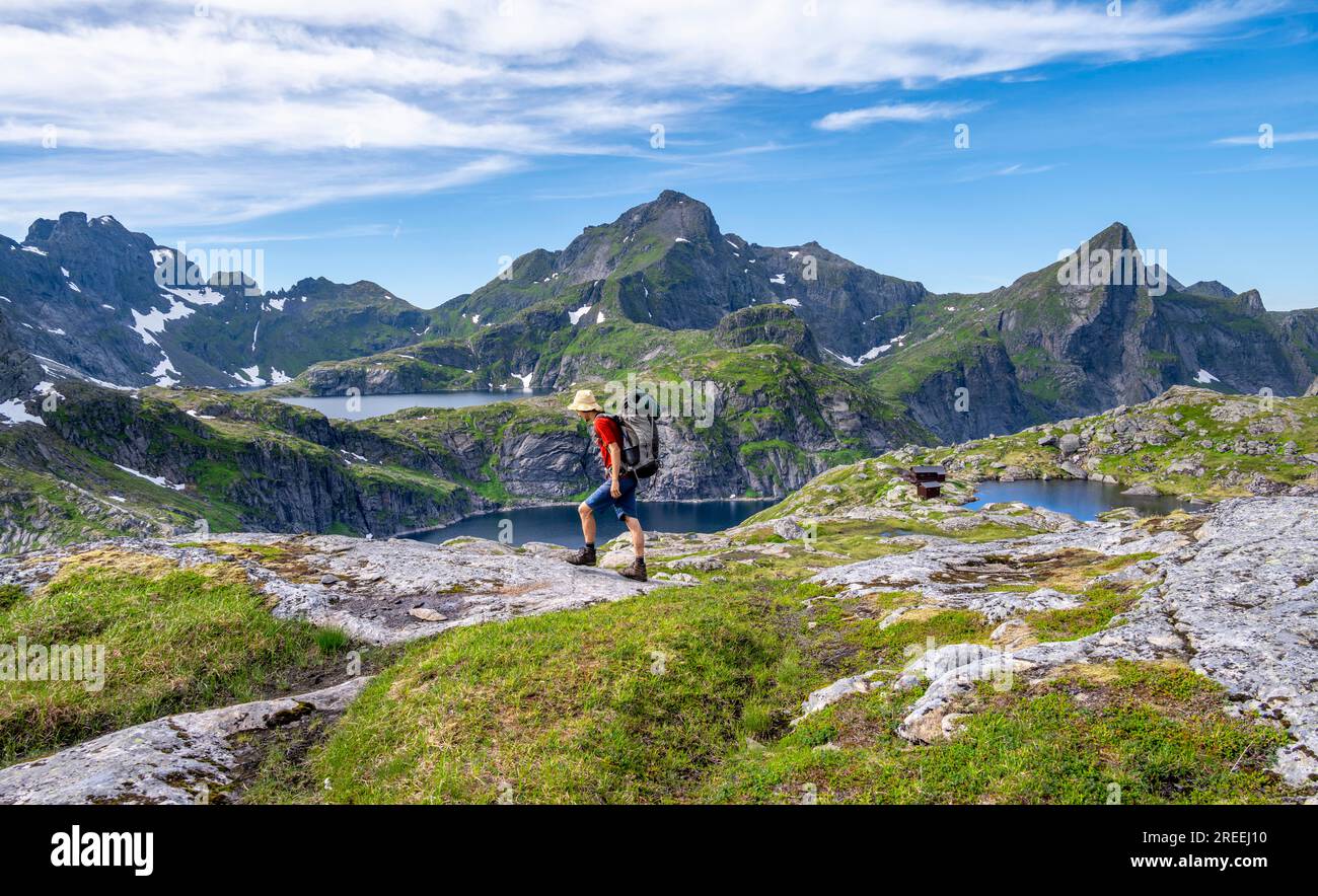 Alpinismo, paesaggio montano con cime rocciose e laghi, con la montagna Hermannsdalstinden e i laghi Tennesvatnet e Krokvatnet Foto Stock
