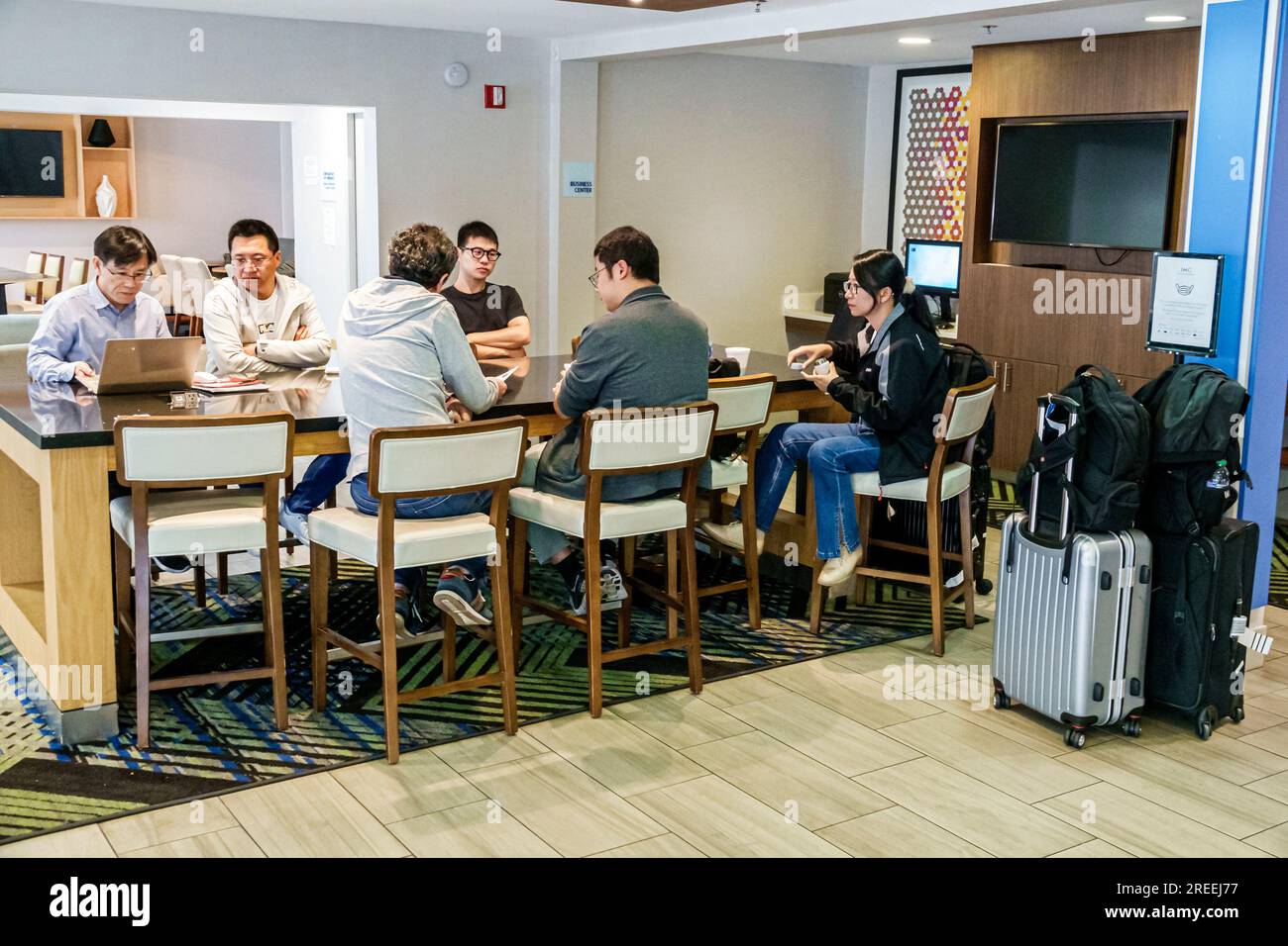 Alpharetta Atlanta Georgia,Holiday Inn Express Alpharetta-Roswell,IHG hotel,motel di alberghi,business,ospiti uomini asiatici donne donne donne e uomini Foto Stock