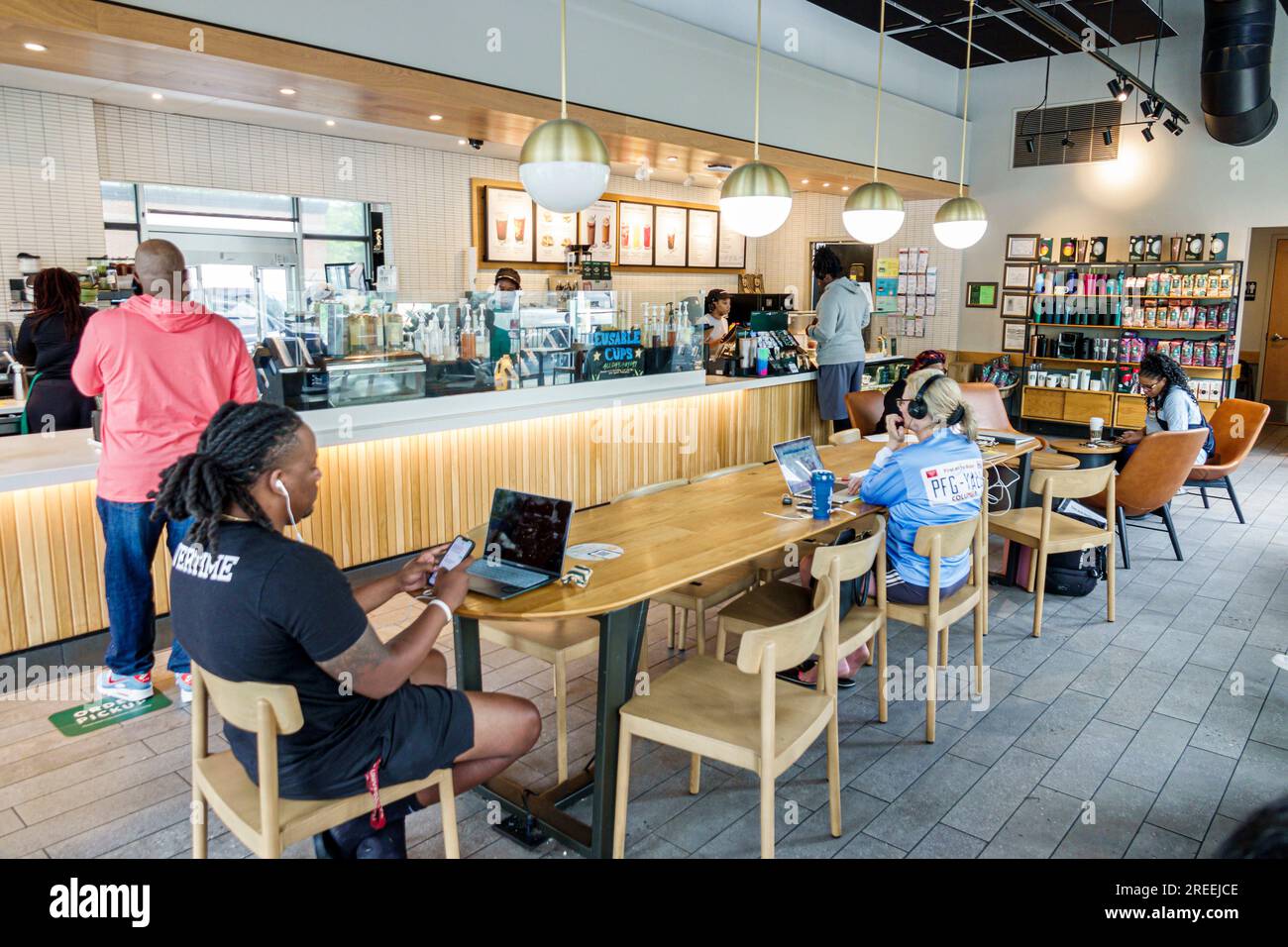 Atlanta Georgia, Starbucks Coffee, interni interni interni, clienti al bancone, afro-americano nero seduto, con computer portatile Foto Stock