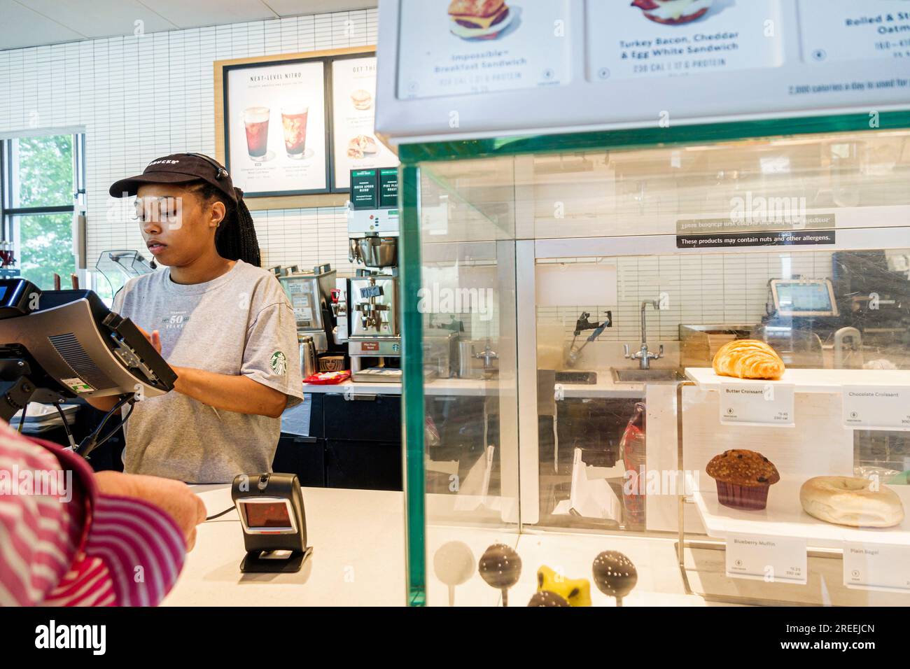 Atlanta Georgia, Starbucks Coffee, interni interni interni, cliente al banco, donna afroamericana nera lavoratrice barista Foto Stock