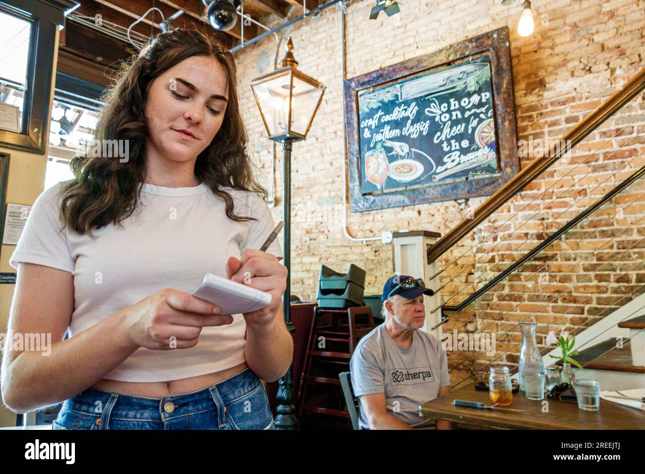 Athens, Georgia, il raffinato ristorante The Place No. 229 Southern fare, cena fuori, caffetteria informale, bistro, affari, interni interni interni, servizio Foto Stock