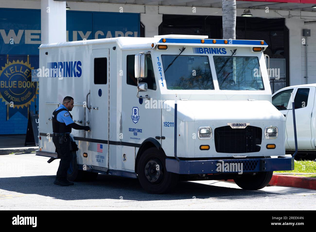 Culver City, California, USA. 19 aprile 2023. Un camion Brinks Armored Delivery che effettua una corsa di sosta in contanti presso una concessionaria Toyota. The Brink's Company è una società americana di sicurezza e protezione privata attualmente guidata dal CEO Douglas Pertz. (Immagine di credito: © Taidgh Barron/ZUMA Press Wire) SOLO USO EDITORIALE! Non per USO commerciale! Foto Stock