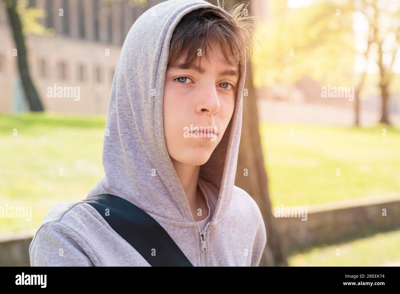 Bellissimo ragazzo adolescente con felpa con cappuccio Foto Stock
