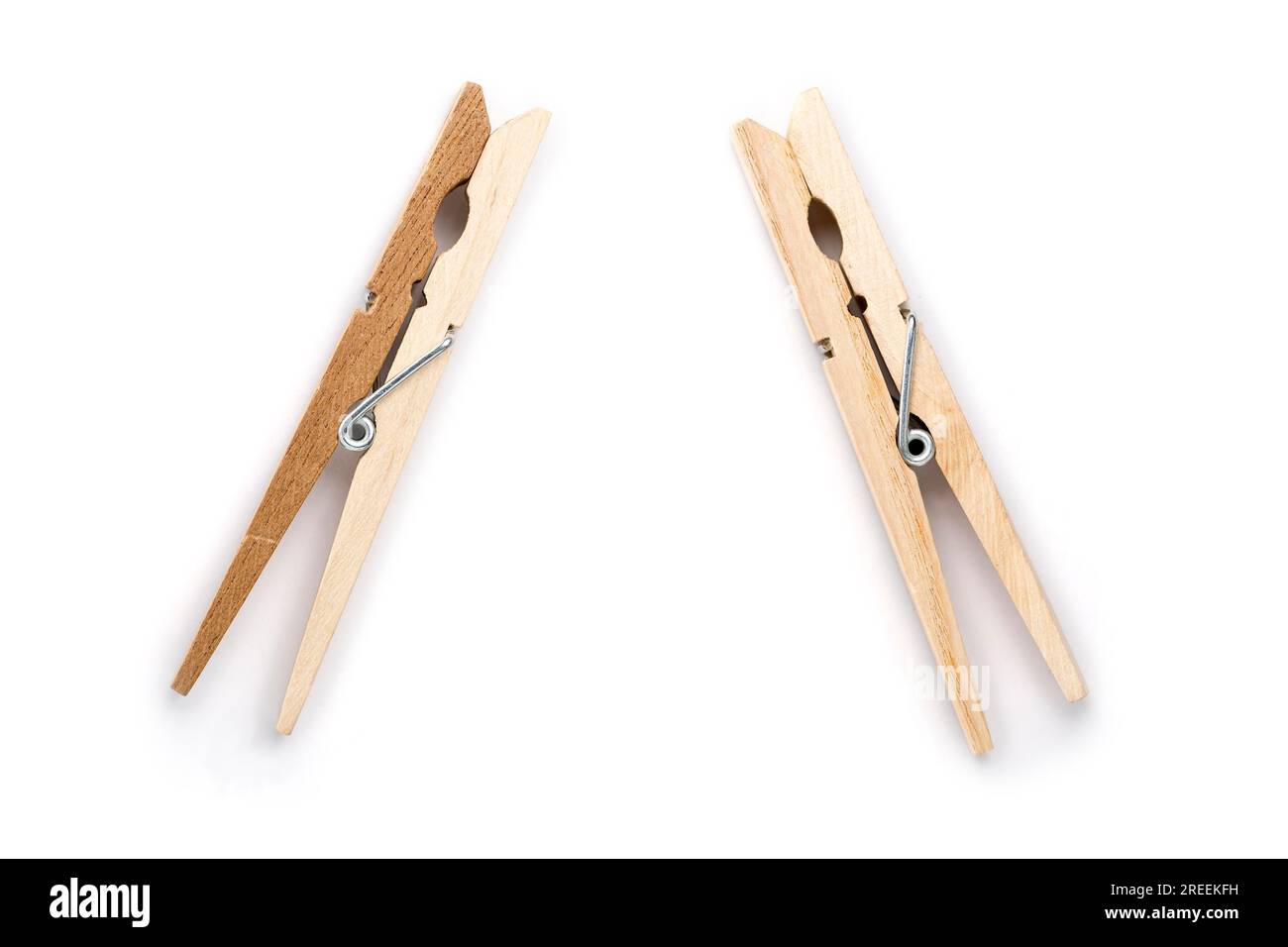 Due clothespin di legno, isolati su bianco Foto Stock