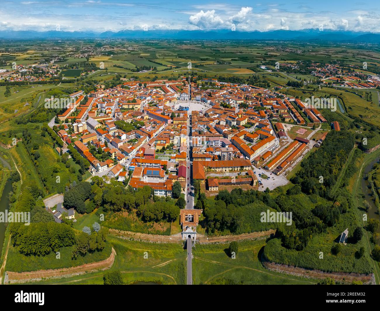 Palmanova è una città italiana fondata nel 1593, caratterizzata da una pianta a forma di stella unica con un'architettura rinascimentale ben conservata e storica Foto Stock