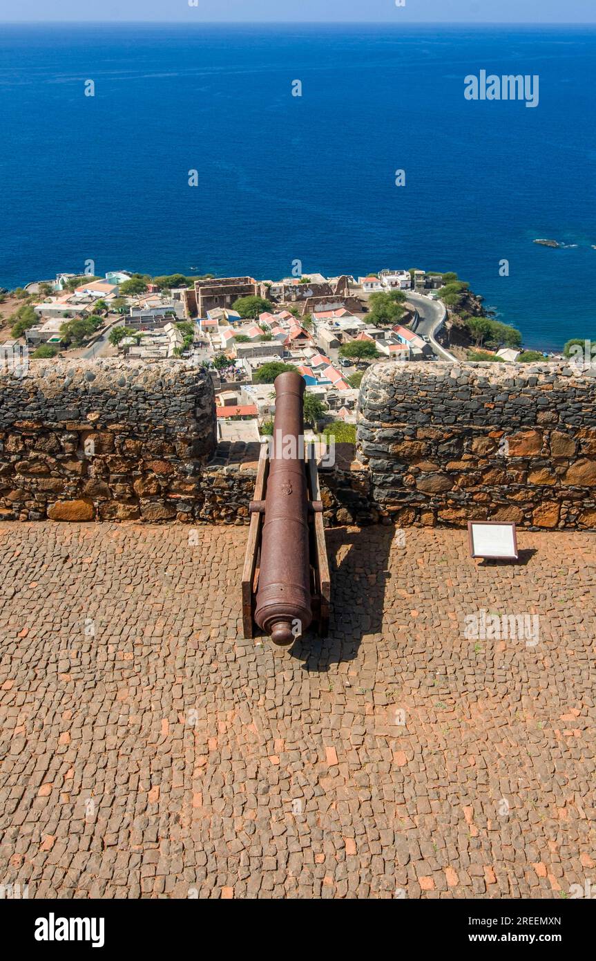 Cannone e loop-hole. Ciudad Velha. Cidade Velha. Santiago. Cabo Verde. Africa Foto Stock