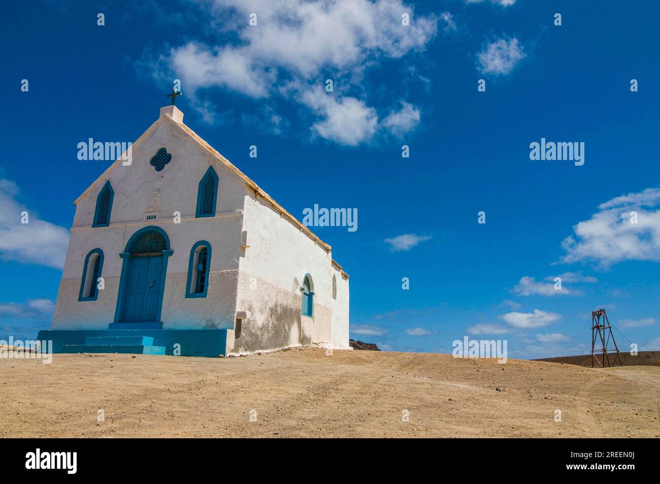 Una chiesa luminosa sulla spiaggia di sabbia. Sal. Pedro da Sal. Cabo Verde. Africa Foto Stock