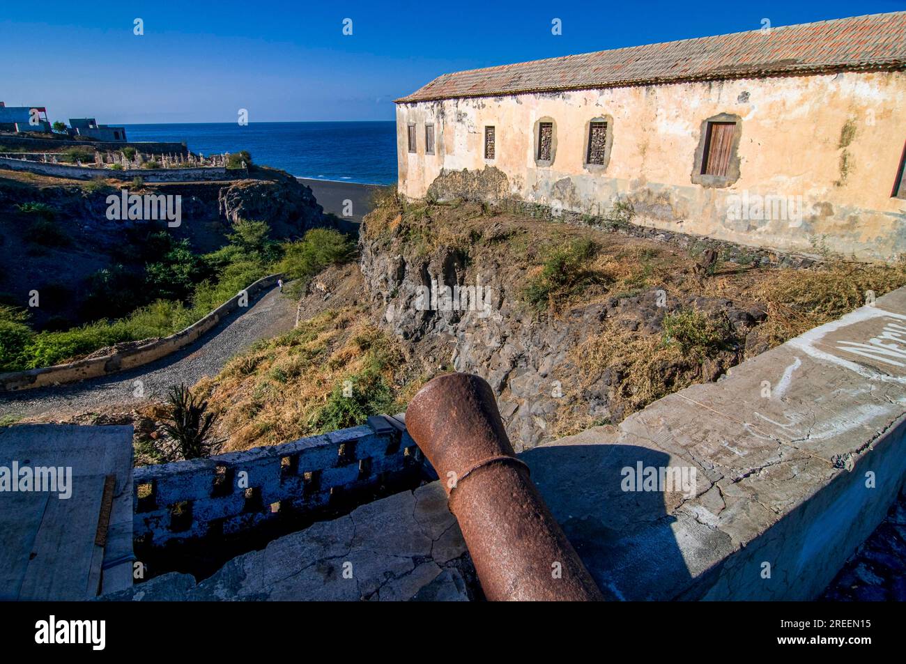Cannone dall'epoca coloniale sulla costa. San Felipe. Vulcano Fogo. Fogo. Cabo Verde. Africa Foto Stock