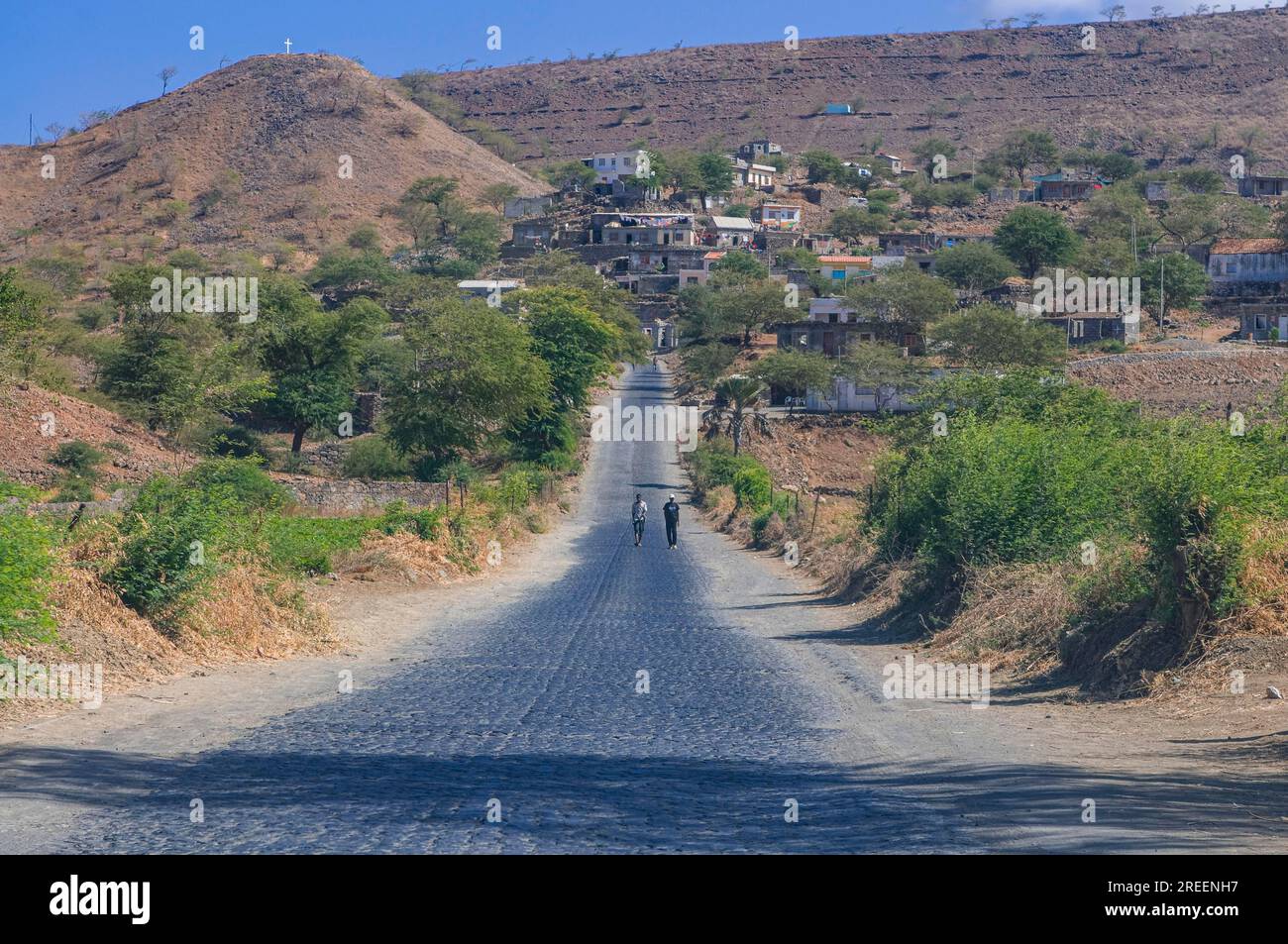 Due uomini che camminano lungo la strada. Santiago. Cabo Verde. Africa Foto Stock