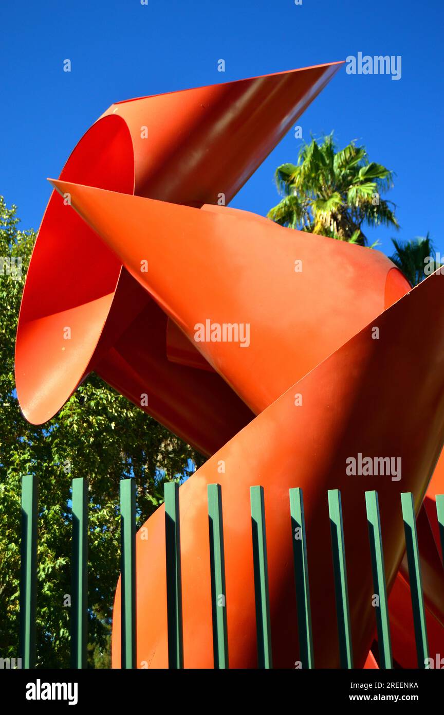 La scultura Phoenix di Alexander Liberman si trova sui terreni del Los Angeles County Museum of Art Foto Stock