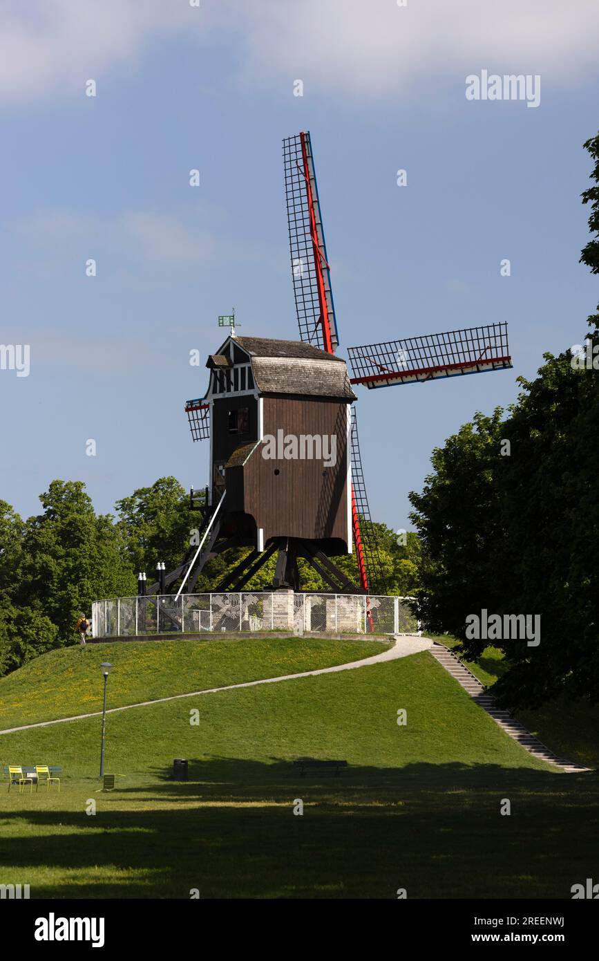 Sint-Janshuismolen, storico mulino a vento, canale di Gand-Brugge, Brugge, Belgio Foto Stock