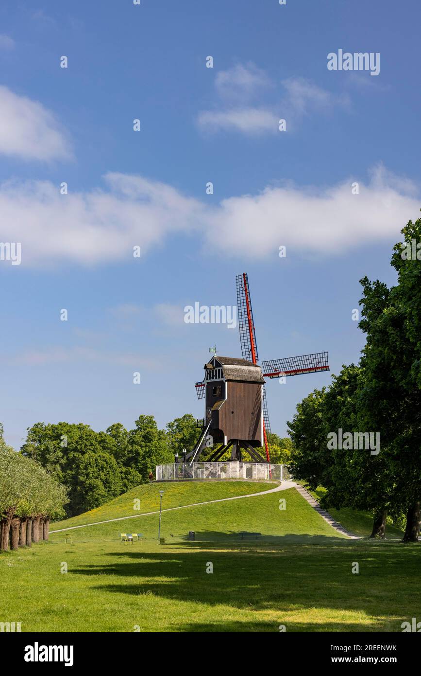 Sint-Janshuismolen, storico mulino a vento, canale di Gand-Brugge, Brugge, Belgio Foto Stock