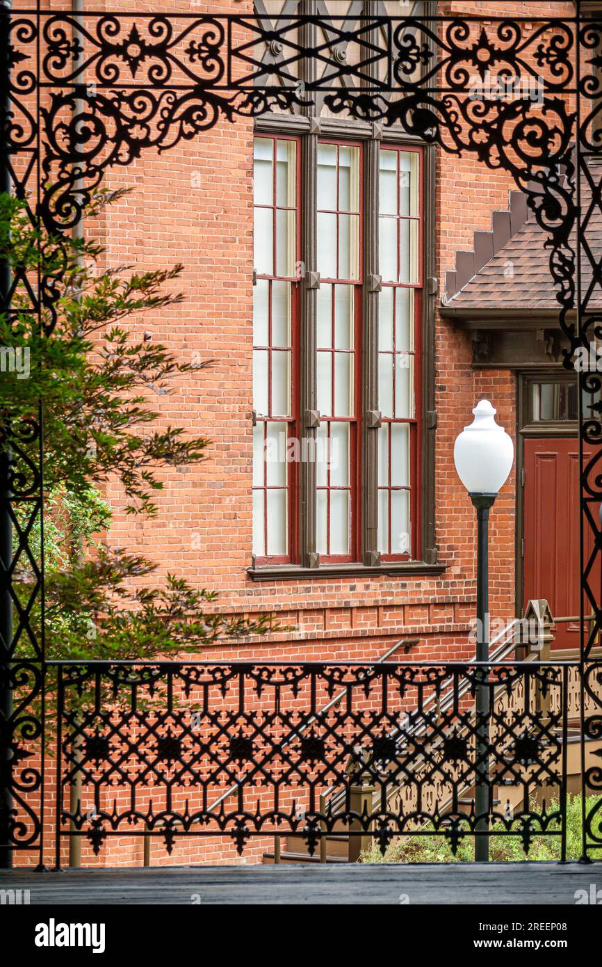 Athens Georgia, University of Georgia, cappella Seney-Stovall, Lucy Cobb Institute, esterno, ingresso frontale dell'edificio, ringhiera in ferro battuto Foto Stock