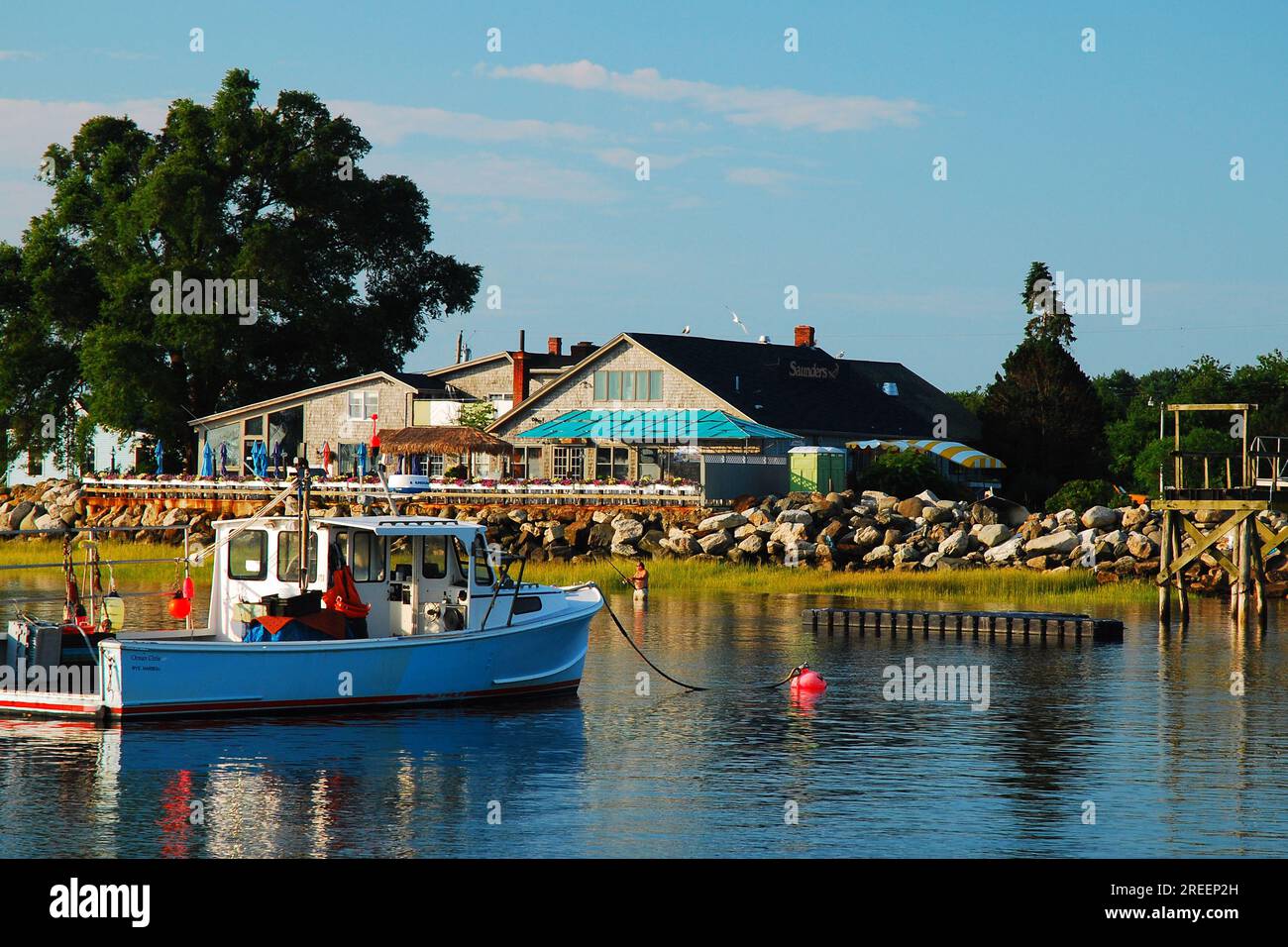 Le barche sono ormeggiate vicino a un caffè sul lungomare a Rye, New Hampshire Foto Stock
