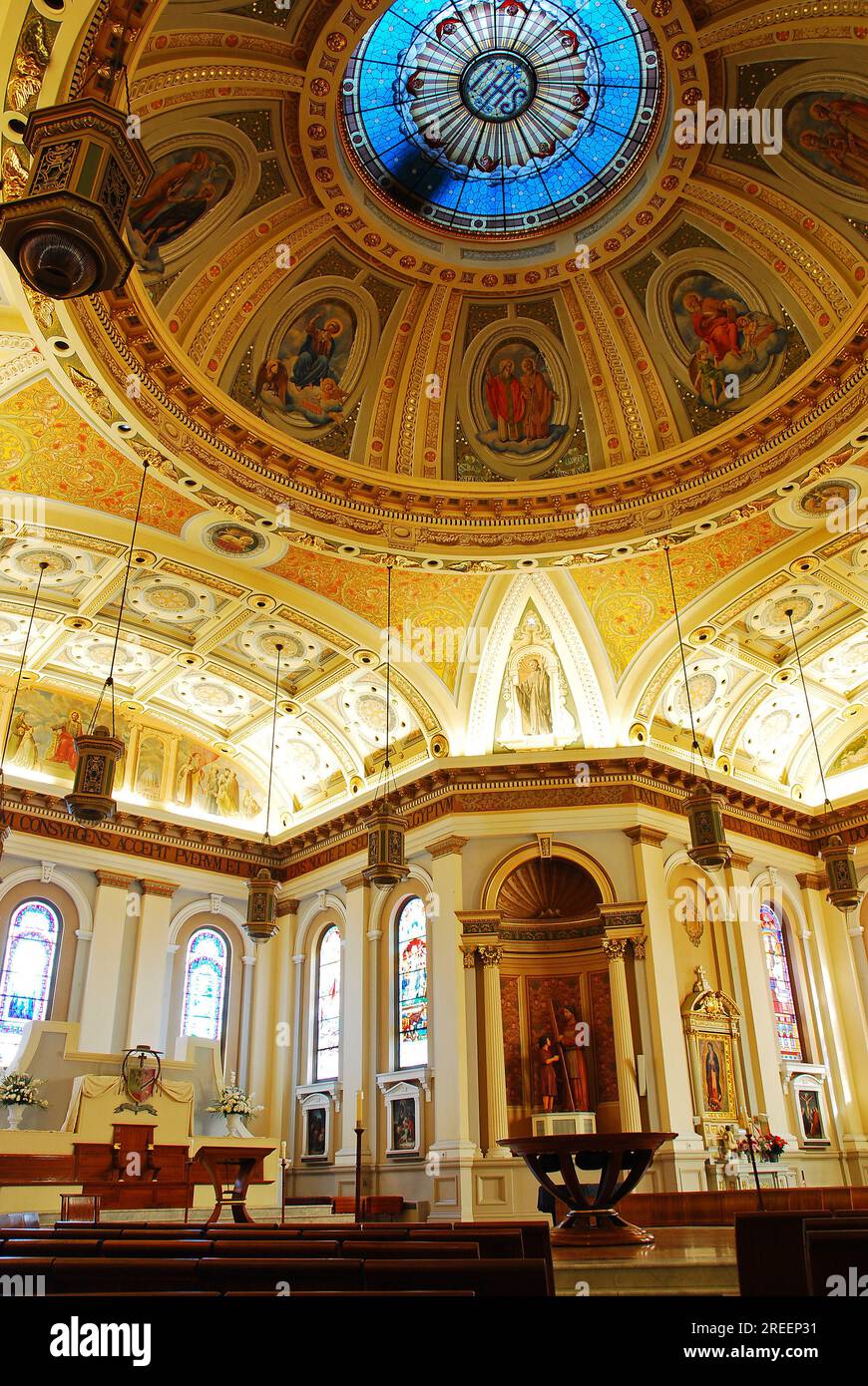 L'interno della cattedrale di San Giuseppe a San Jose, California Foto Stock