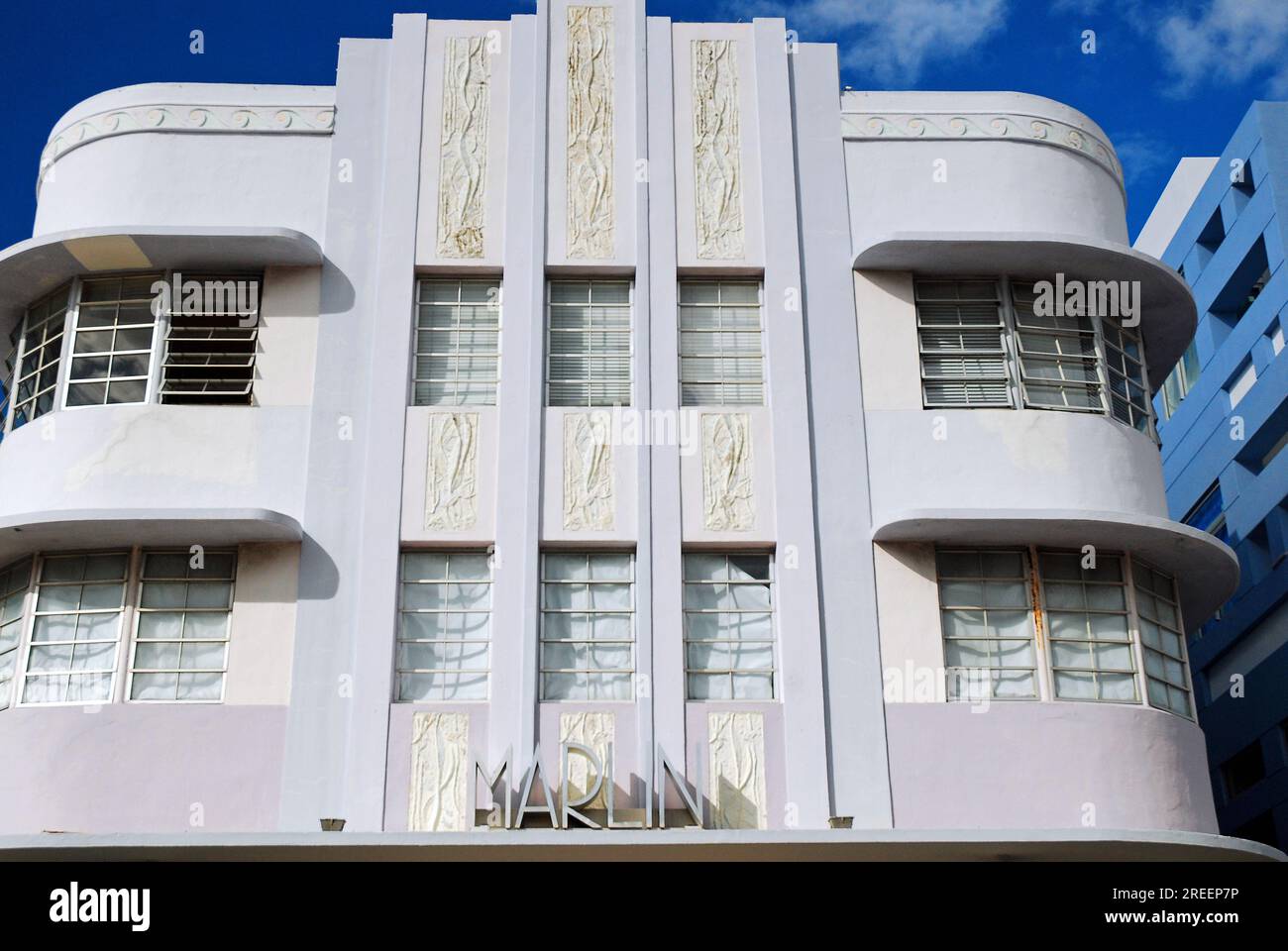 L'architettura Streamline Morderne della facciata e dell'esterno dell'Hotel Marlin mostra i bordi curvi di Miami Beach Foto Stock