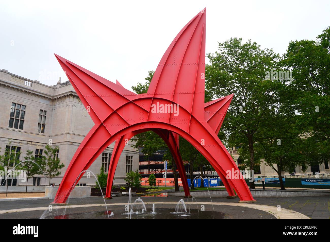 La scultura di Alexander Calder Stegosaurus si trova in una piazza pubblica a Hartford, Connecticut Foto Stock