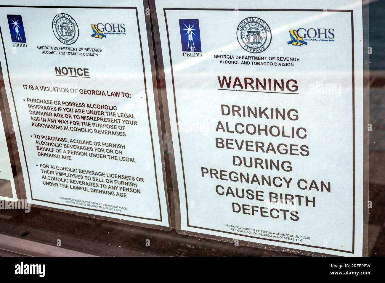 Cornelia Georgia, finestra del ristorante cartello di avviso, bere bevande alcoliche durante la gravidanza può causare difetti di nascita, età legale bere Foto Stock