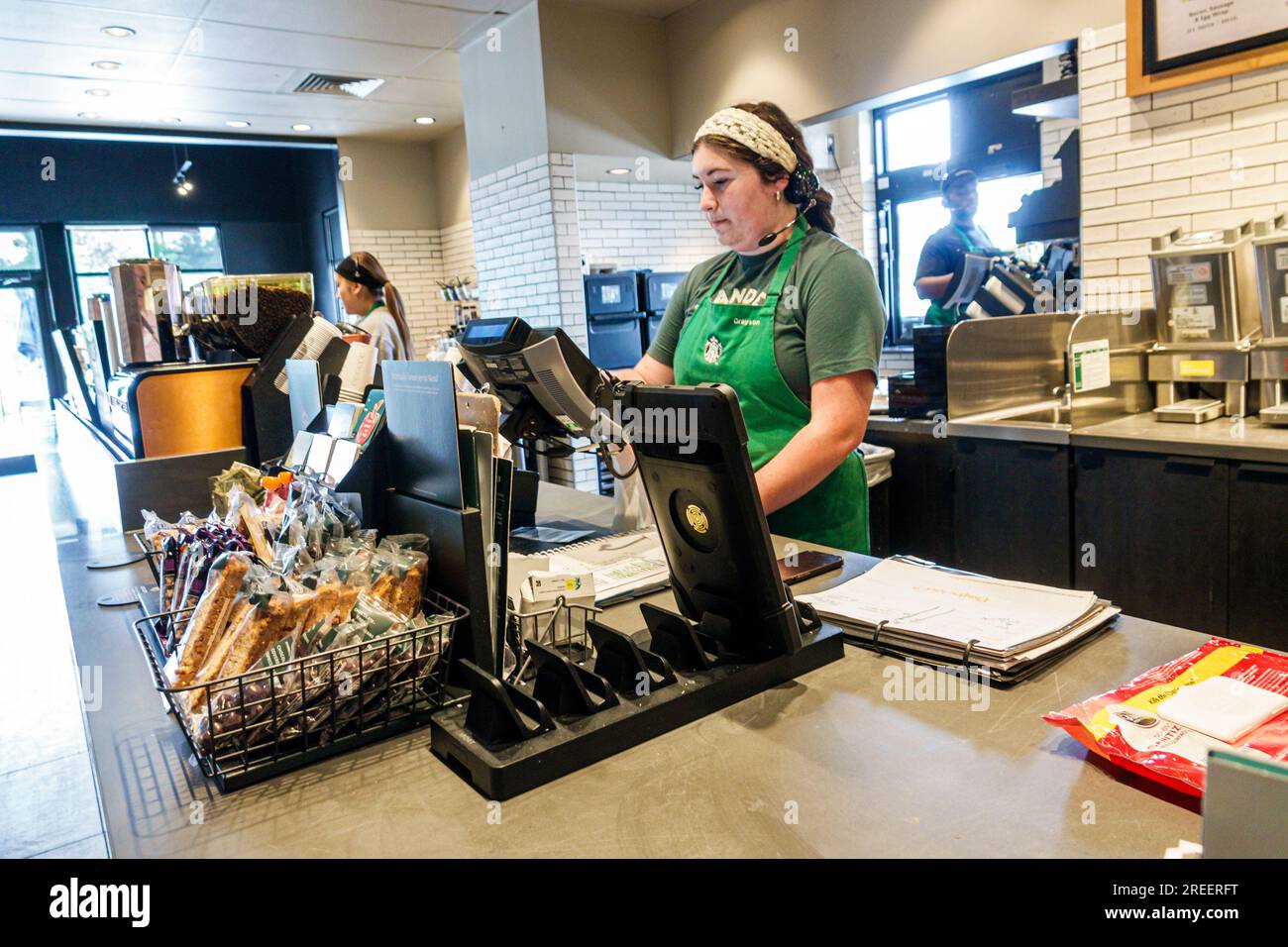 Cornelia Georgia, caffetteria Starbucks, interni interni interni, bancone barista donna lavoratrice Foto Stock