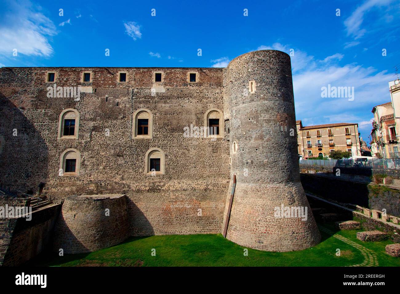 Castello Ursino, prato, case, complesso del castello, lava fresca, Catania, Centro storico, Centro storico barocco, Costa Orientale, Sicilia, Italia Foto Stock