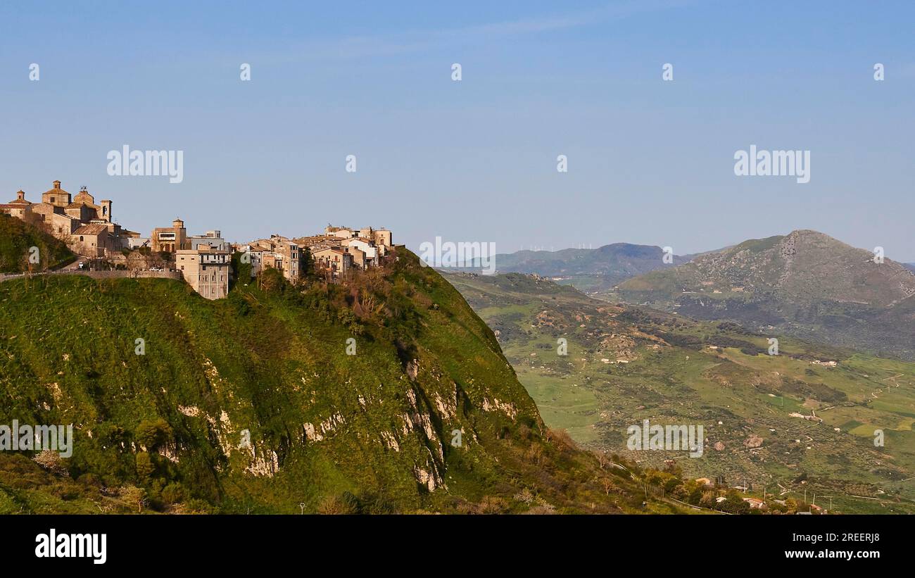 Polizzi generosa, paese nel parco nazionale, situato su verde collina, verde pianura, Parco Nazionale delle Madonie, Sicilia, Italia Foto Stock