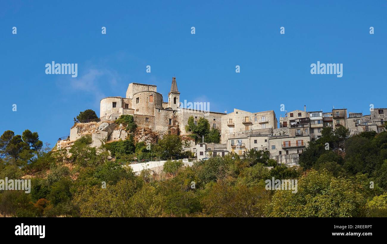 Petralia Soprana, chiesa vicino, alberi, cielo blu, posto nel parco nazionale, Parco Nazionale delle Madonie, Sicilia, Italia Foto Stock