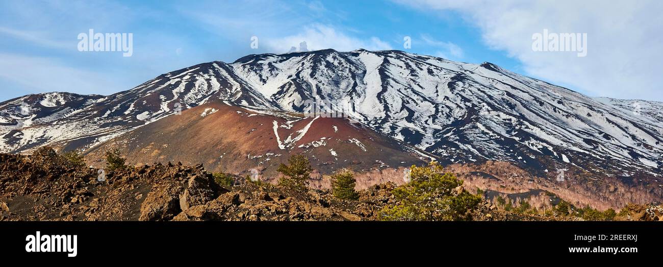 Foto panoramica, collina lavica marrone rossastro, neve, montagna, Etna, vulcano, Sicilia orientale, Sicilia, Italia Foto Stock