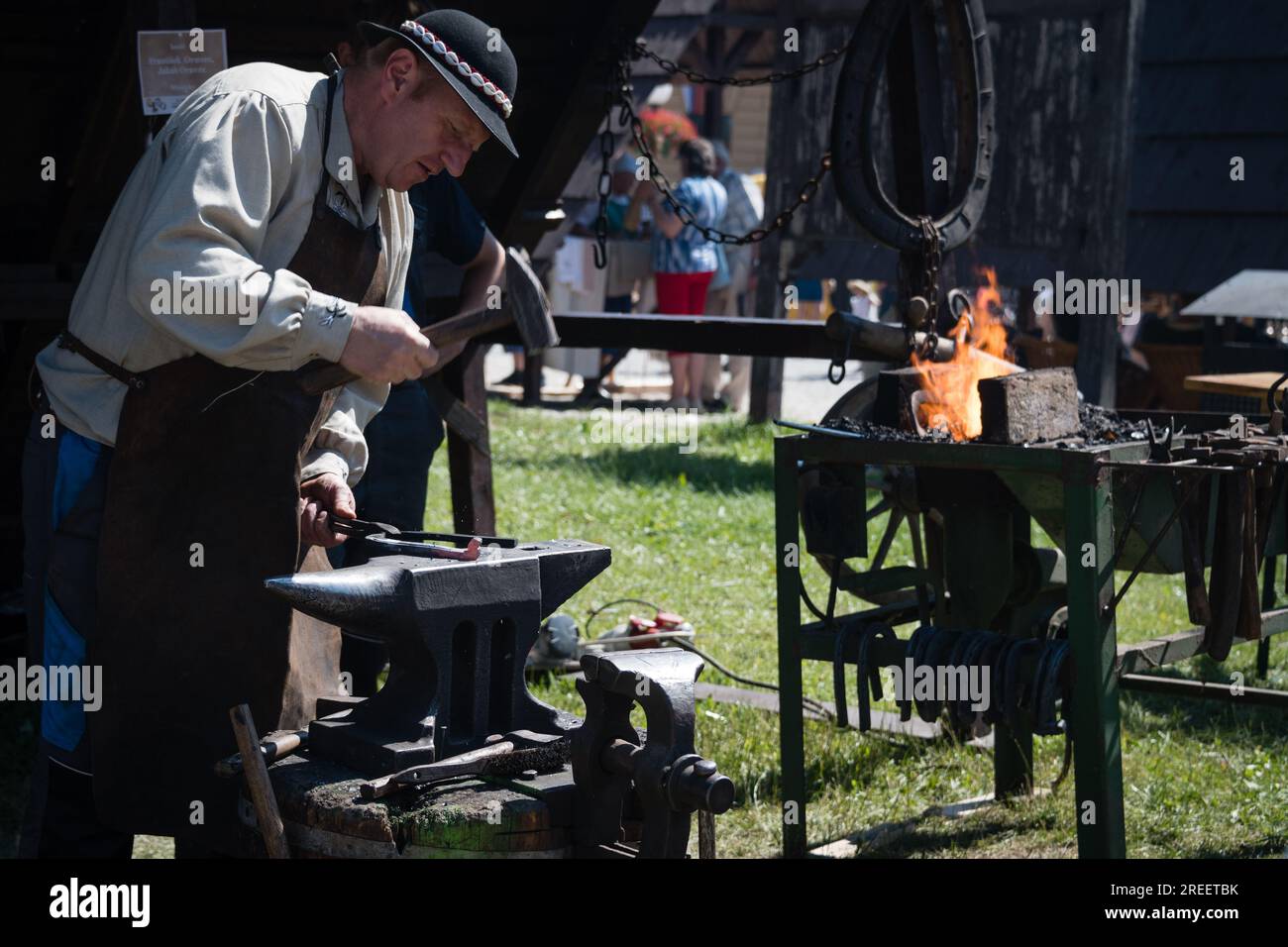 KEZMAROK, SLOVACCHIA - JUL 9, 2023: Il fabbro forgiante del ferro all'European Folk and Crafts Festival di Kezmarok, Slovacchia Foto Stock