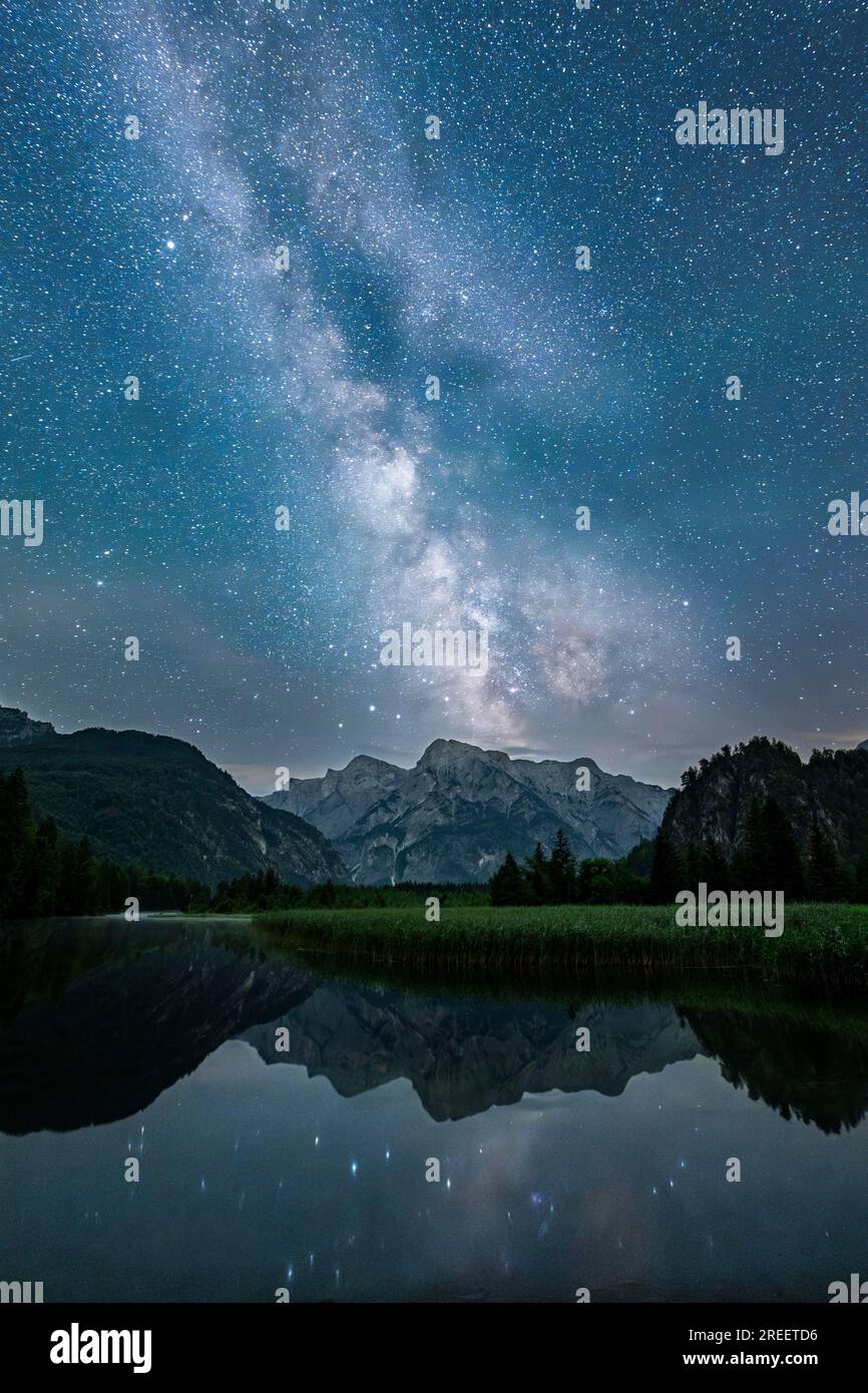 Via Lattea su Almsee, Reflection, Totes Gebirge, Gruenau, Almtal, Salzkammergut, alta Austria, Austria Foto Stock