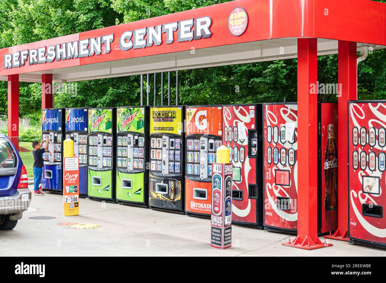 Asheville North Carolina, distributore di benzina, centro di ristoro, distributori automatici di bibite analcoliche, Coca-Cola Pepsi Mountain Dew Gatorade, ragazzo Foto Stock