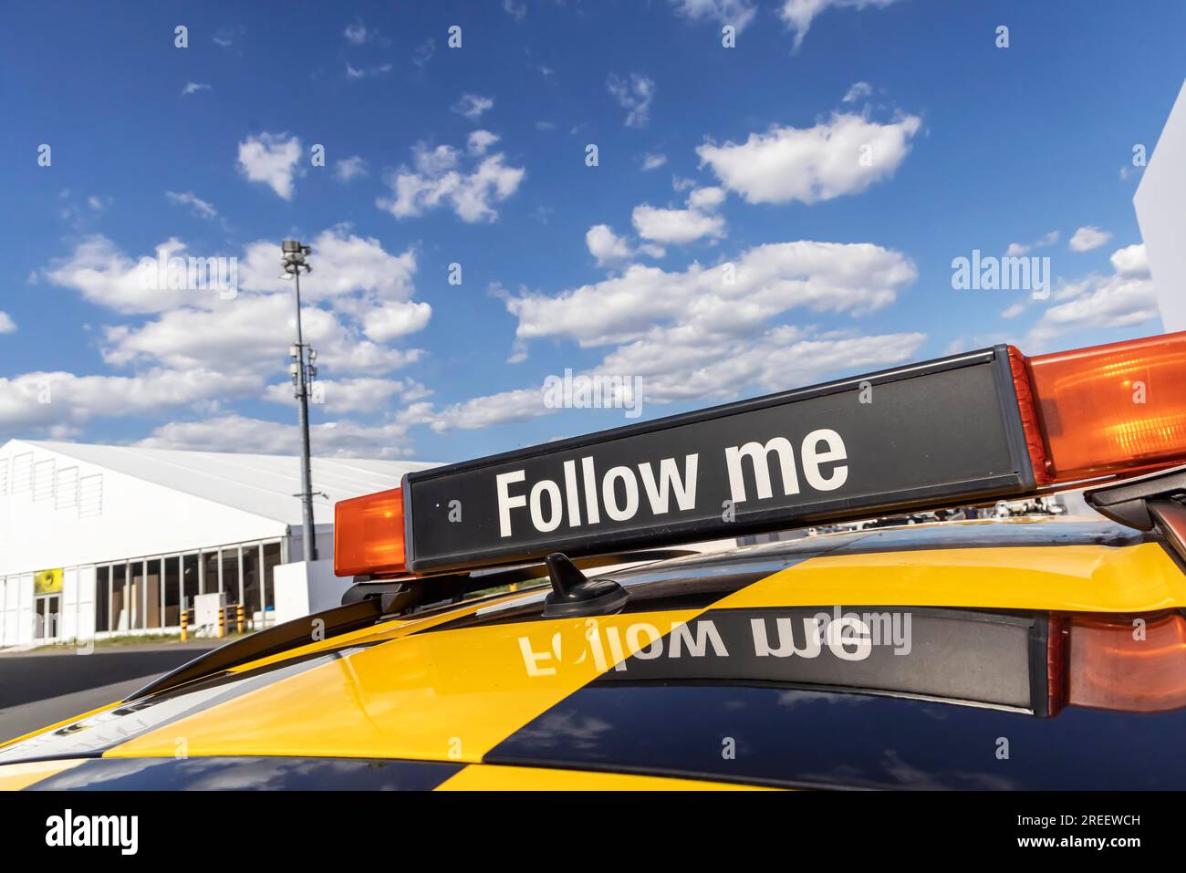 Follow-me-car, veicolo pilota, aeroporto di Schoenefeld, Brandeburgo, Germania Foto Stock
