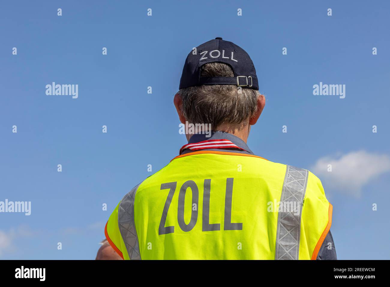 Funzionari doganali che indossano gilet ad alta visibilità, grembiule dell'aeroporto di Schoenefeld, Brandeburgo, Germania Foto Stock