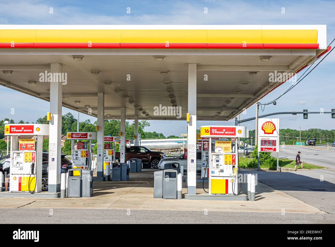 Flat Rock North Carolina, distributore di benzina Shell self-service, veicoli in rifornimento Foto Stock