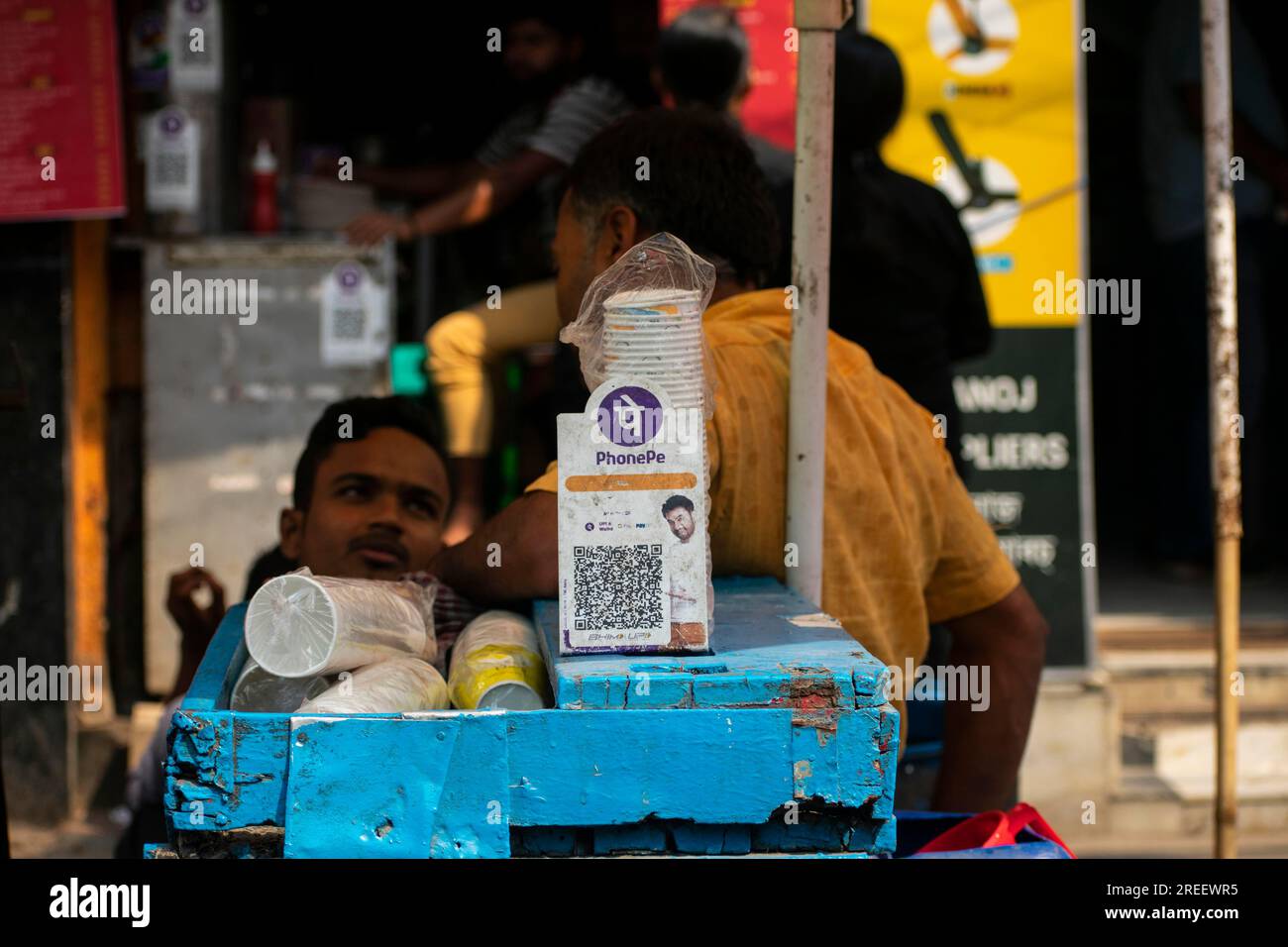 Un codice a barre UPI (Unified Payment Interface), o codice QR, viene tenuto a un banco affinché i clienti possano effettuare pagamenti digitali a Guwahati, India, venerdì 14 aprile Foto Stock