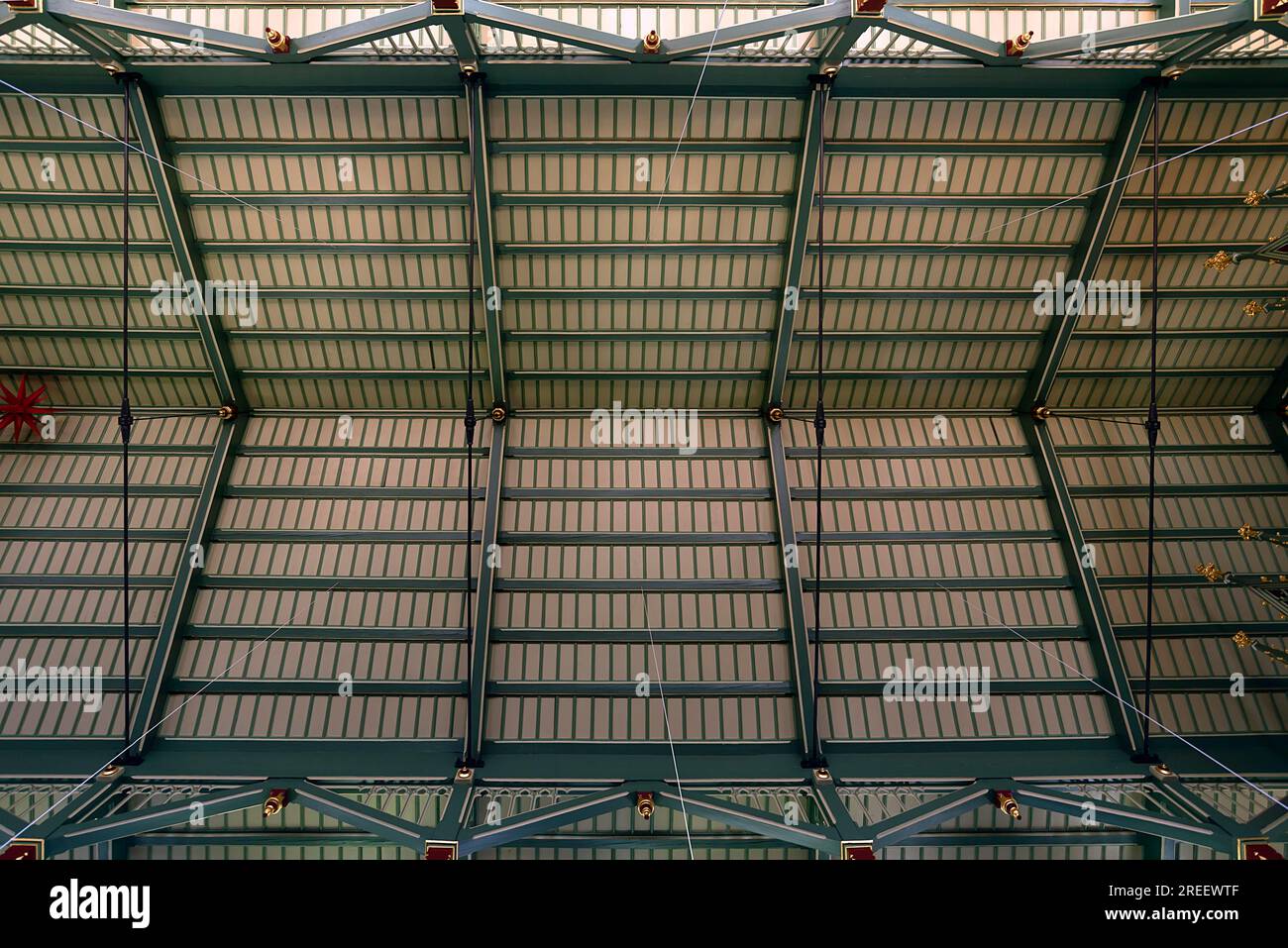Soffitto in legno della chiesa neogotica, costruita intorno al 1860, Koendringen, Baden-Wuerttemberg, Germania Foto Stock