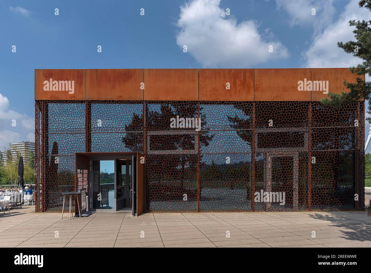 Ristorante dal design moderno costruito in acciaio e vetro, Lahr, Baden-Wuerttemberg, Germania Foto Stock